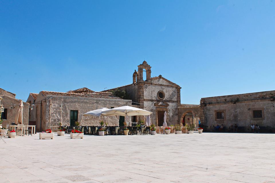 Il borgo di Marzamemi Testimonial di una nota marca di fazzolettini